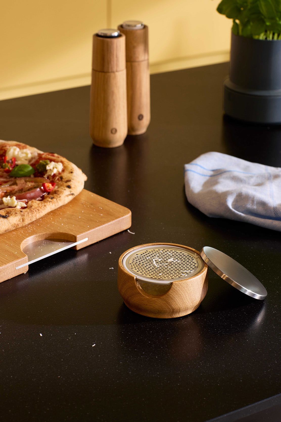 Champagne, table grater